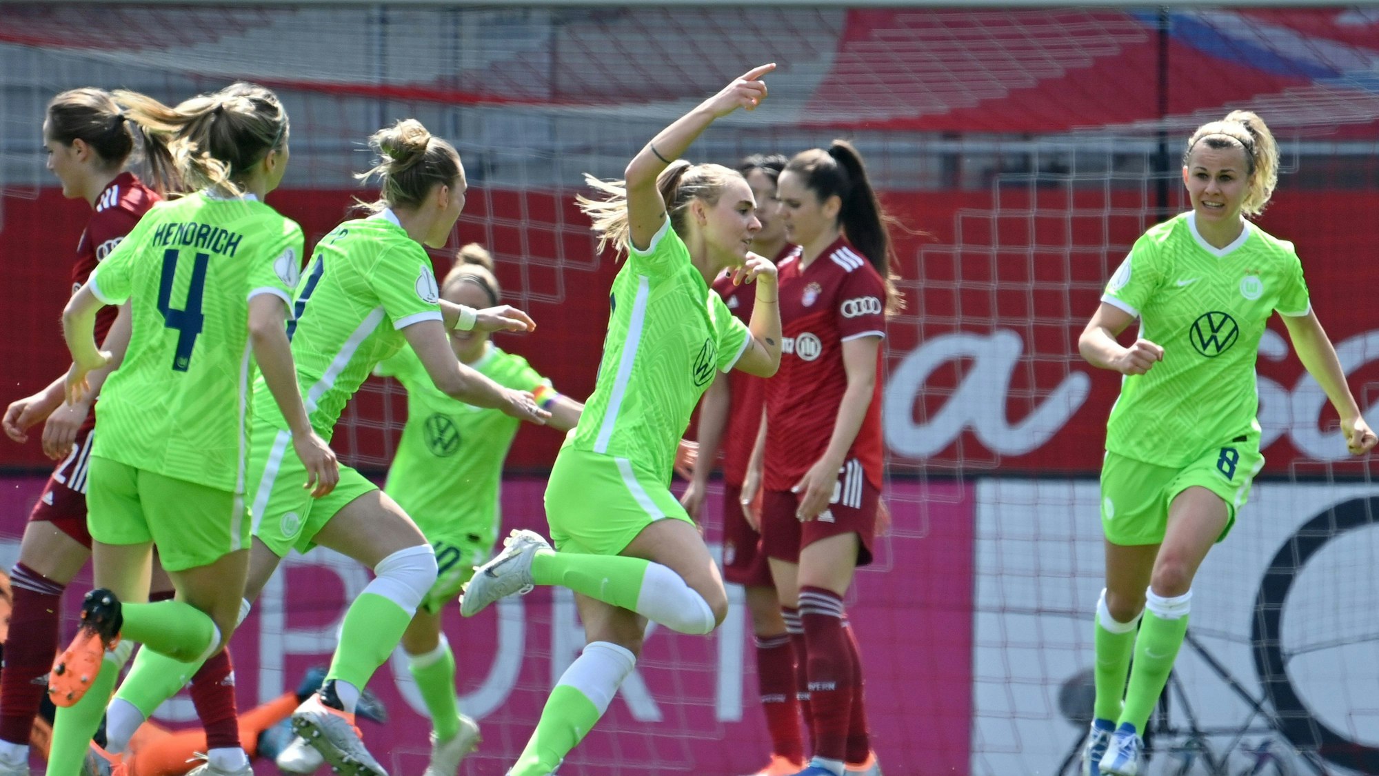 Die Frauen des VfL Wolfsburg bejubeln einen Treffer gegen Bayern München.