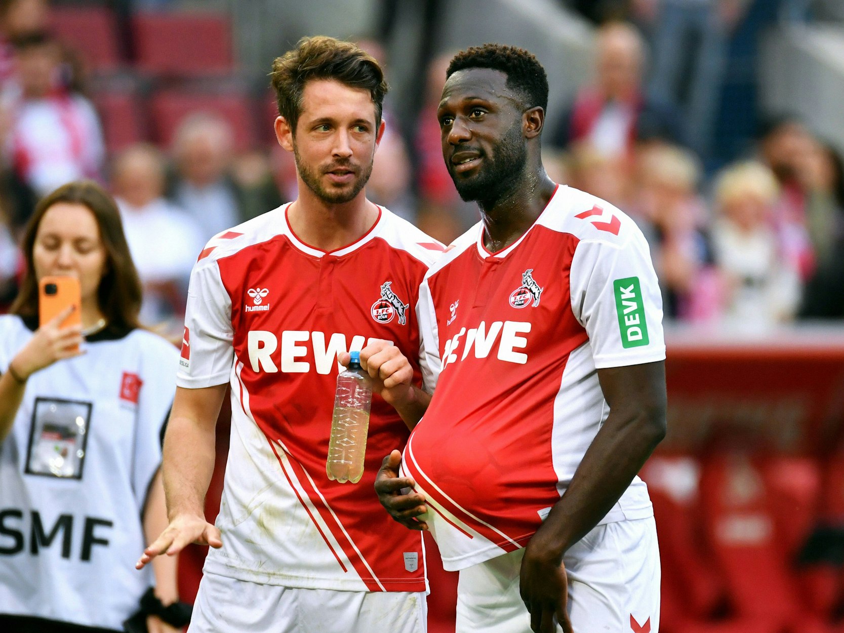 Kingsley Schindler (r.) und Mark Uth gemeinsam nach dem Spiel gegen Augsburg.