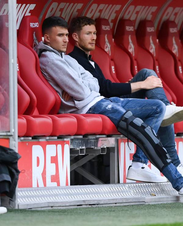 Dejan Ljubicic (l.) und Florian Kainz sitzen auf der Bank des 1. FC Köln.