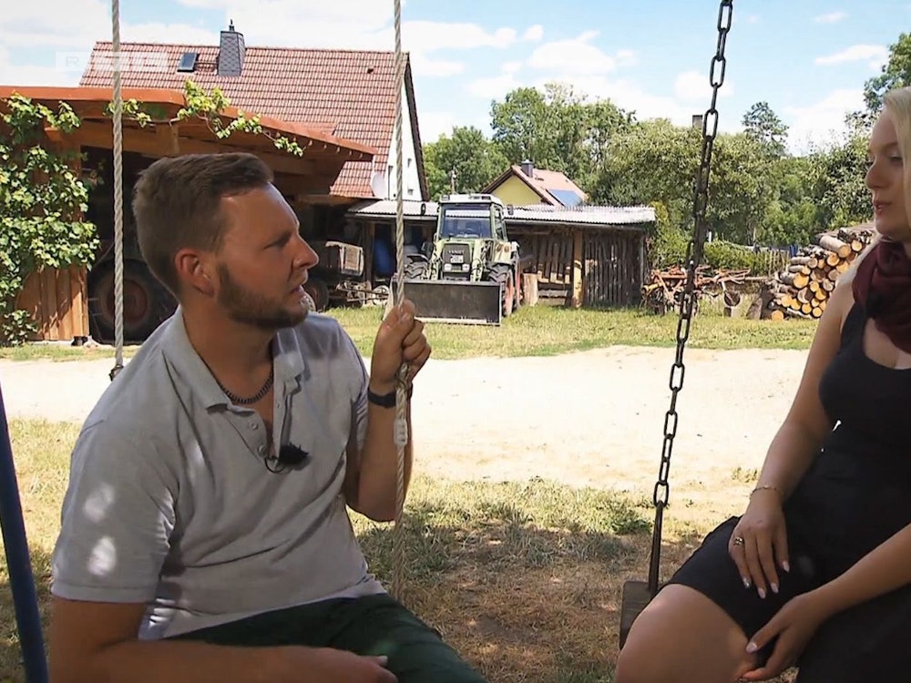 Krisengespräch auf der Kinderschaukel: Bauer Erik und Hofdame Julia.
