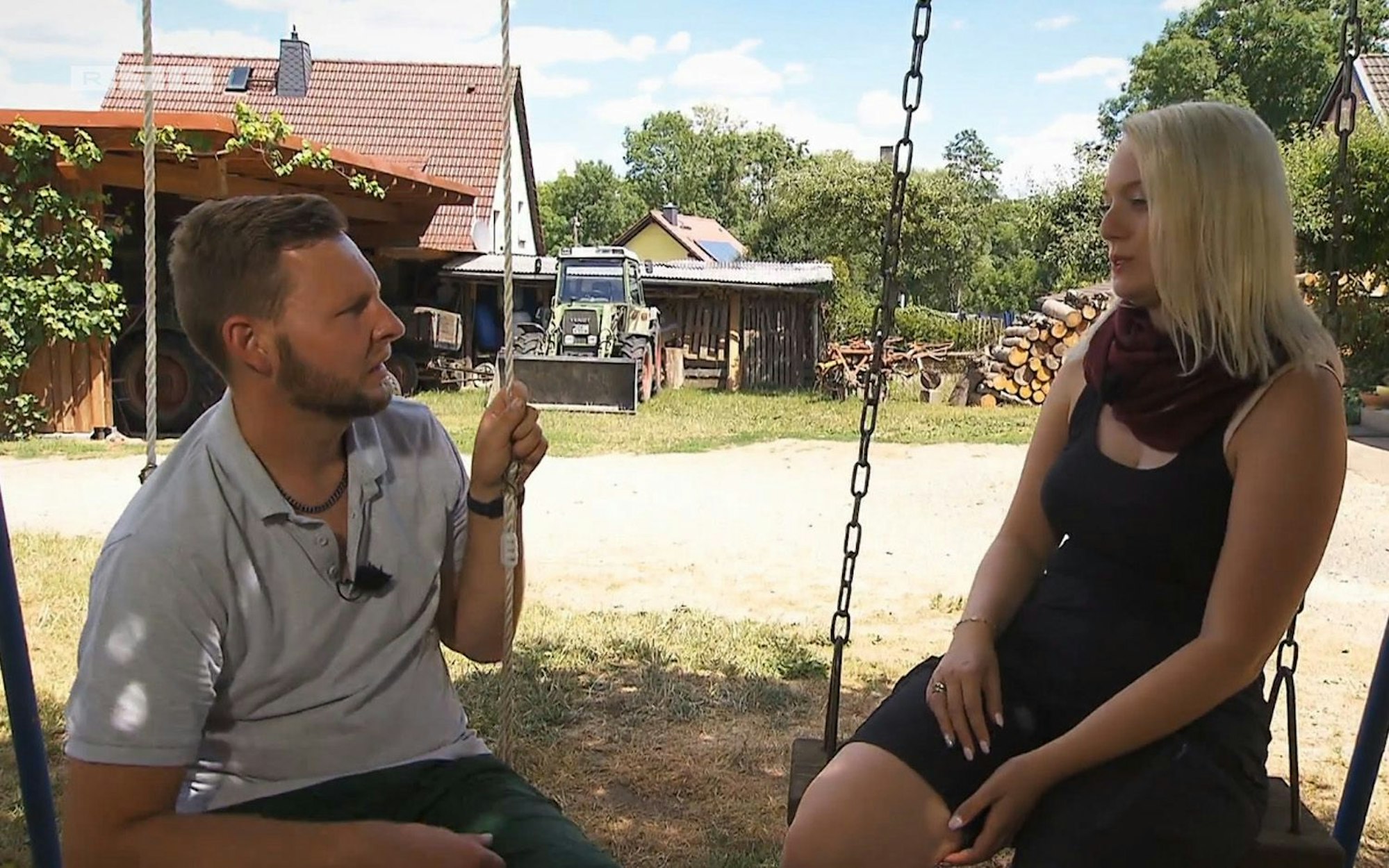 Krisengespräch auf der Kinderschaukel: Bauer Erik und Hofdame Julia.