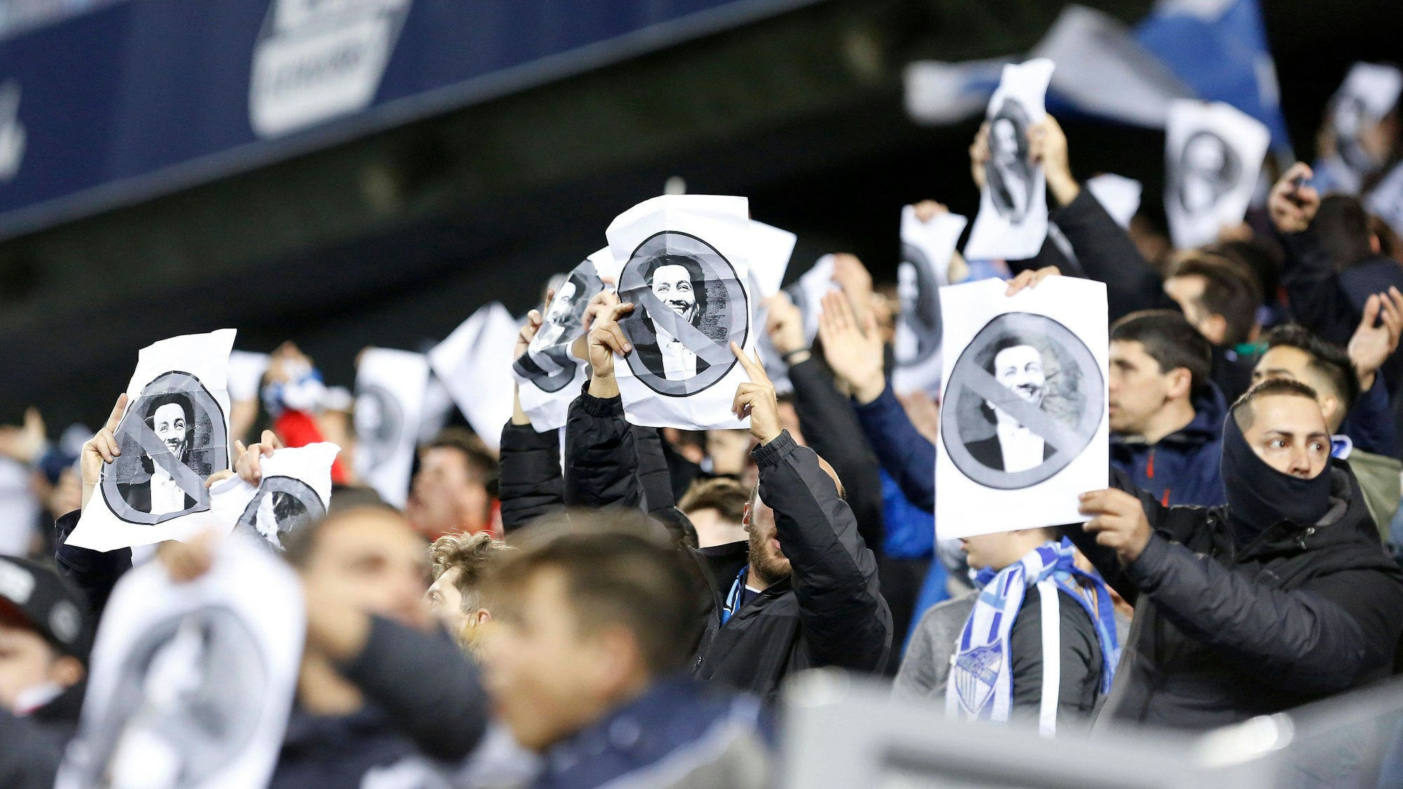Die Fans des FC Málaga protestieren bei einem Heimspiel mit Flugblättern gegen Vereins-Inhaber Abdulla bin Nasser Al Thani