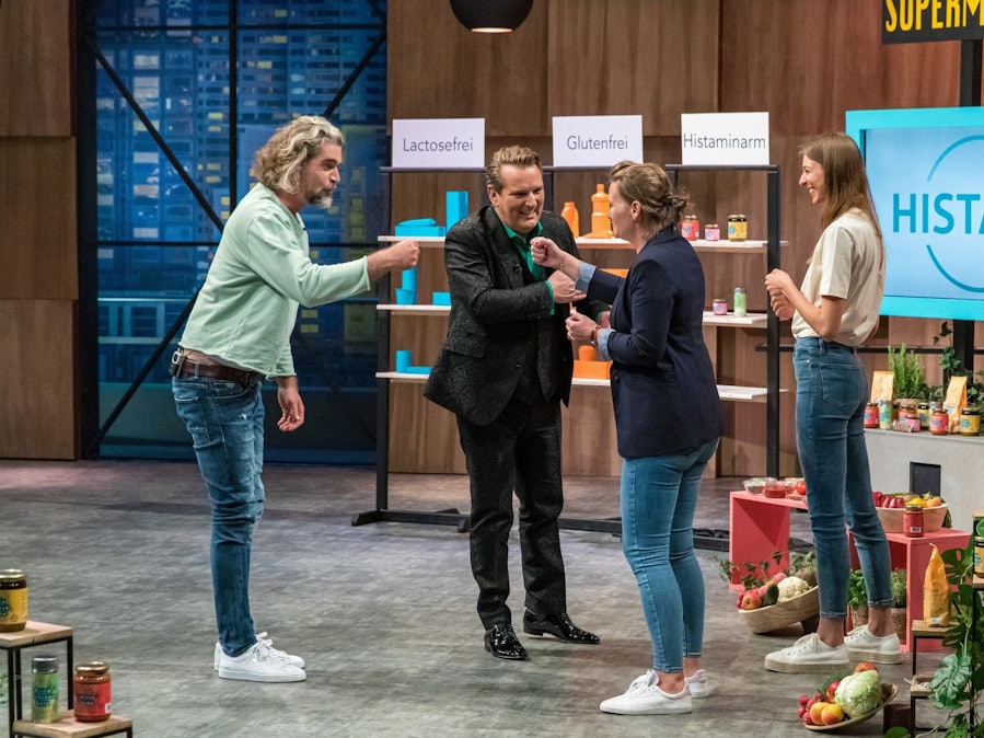 Melina Neumann (r.) und Ana Hansel haben einen Deal mit Ralf Dümmel und Nils Glagau (l.). Sie investieren 160.000 Euro für 20 Prozent der Anteile an HistaFit.