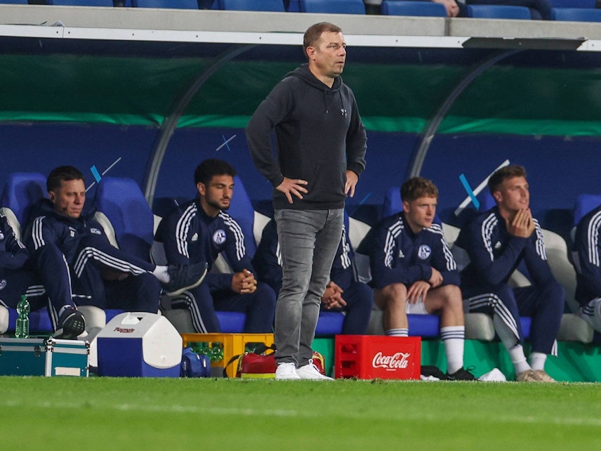 Frank Kramer steht beim Pokal-Aus bei der TSG Hoffenheim ratlos vor der Schalker Bank.