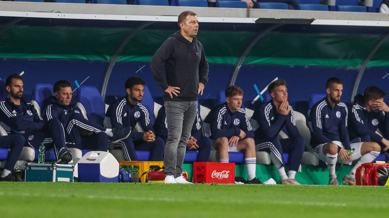 Frank Kramer steht beim Pokal-Aus bei der TSG Hoffenheim ratlos vor der Schalker Bank.