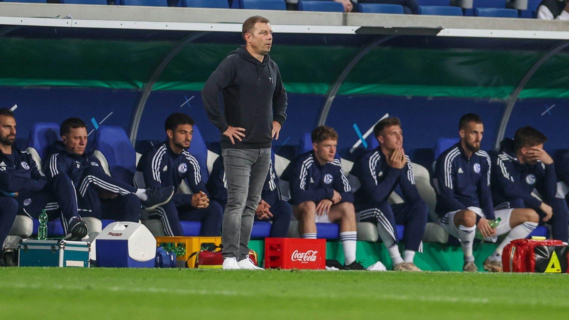 Frank Kramer steht beim Pokal-Aus bei der TSG Hoffenheim ratlos vor der Schalker Bank.
