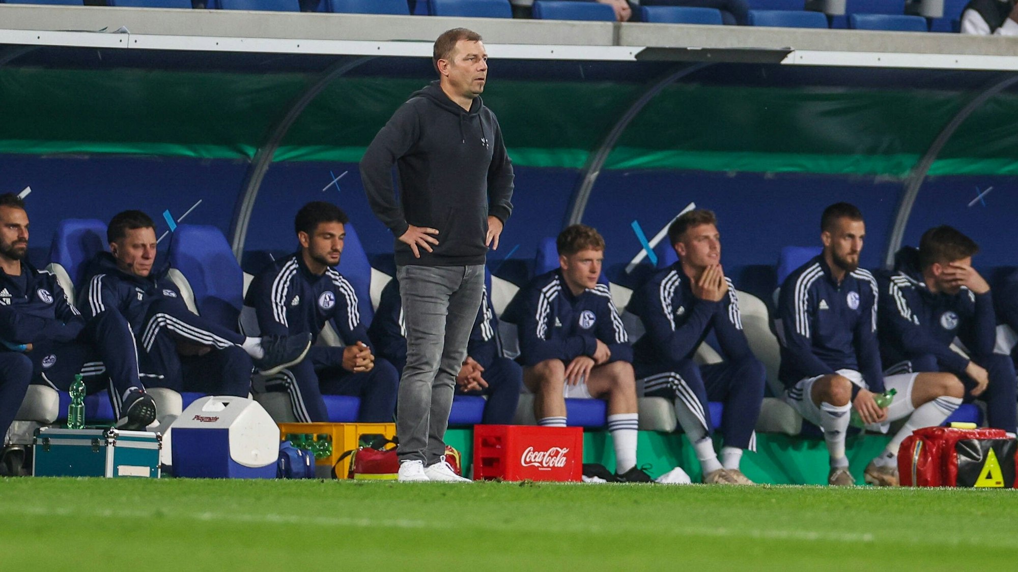 Frank Kramer steht beim Pokal-Aus bei der TSG Hoffenheim ratlos vor der Schalker Bank.