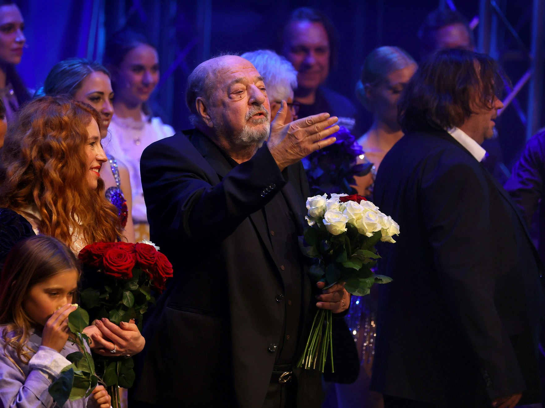 Komponist Ralph Siegel steht nach der Weltpremiere des Musicals „Zeppelin“ beim Schlussapplaus neben seiner Frau Laura auf der Bühne.