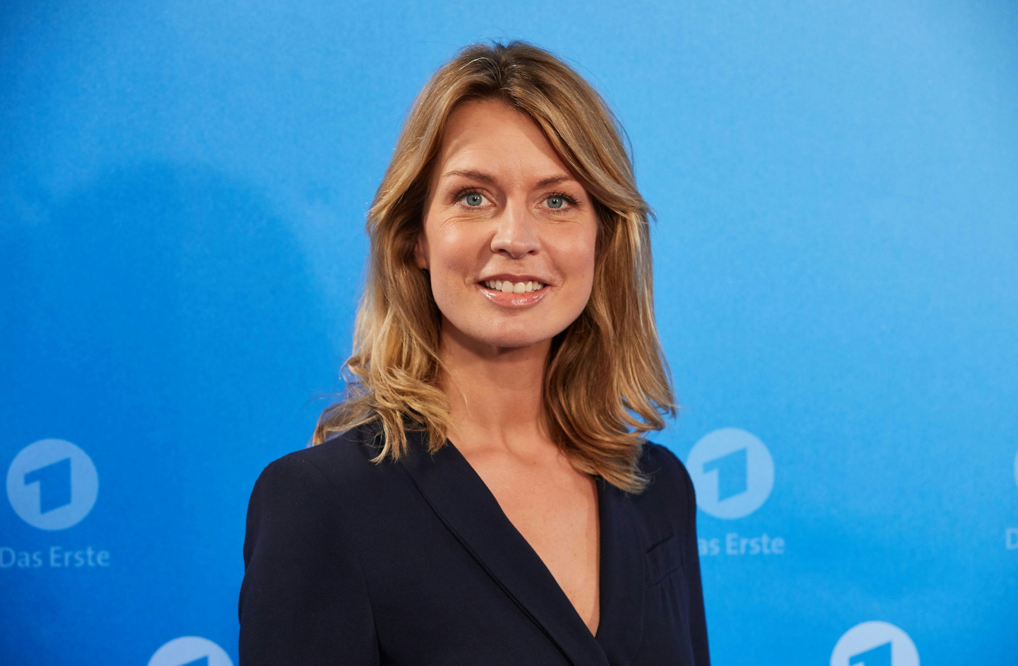 Jessy Wellmer, Moderatorin, steht bei einem Fototermin anlässlich der Jahrespressekonferenz der ARD vor einer Logowand.