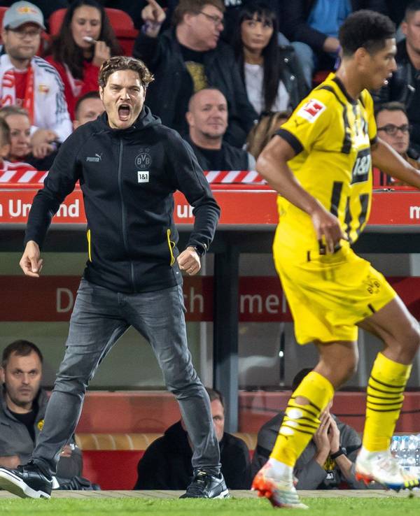 Dortmunds Trainer Edin Terzic (l) sehr erbost an der Seitenlinie. Davor ist Jude Bellingham zu sehen (r).