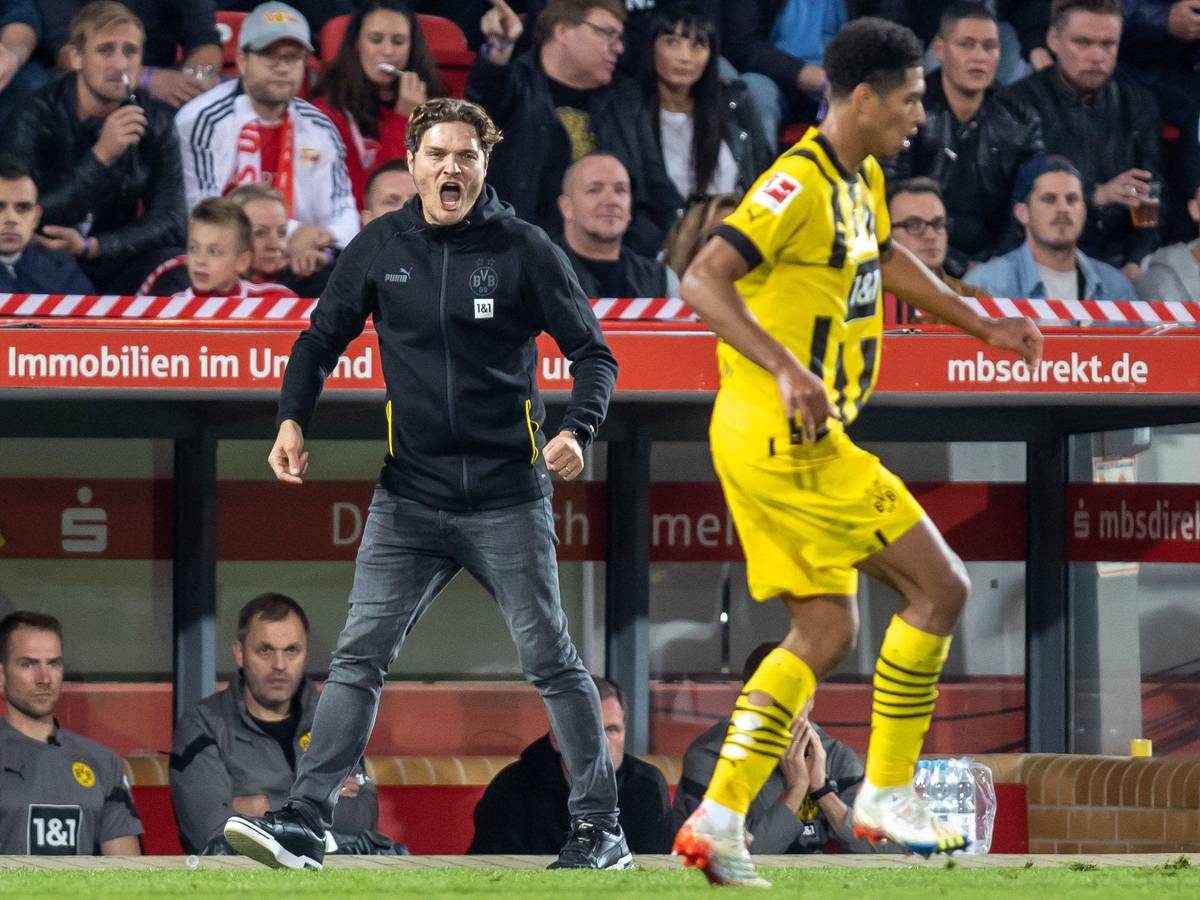 Dortmunds Trainer Edin Terzic (l) sehr erbost an der Seitenlinie. Davor ist Jude Bellingham zu sehen (r).