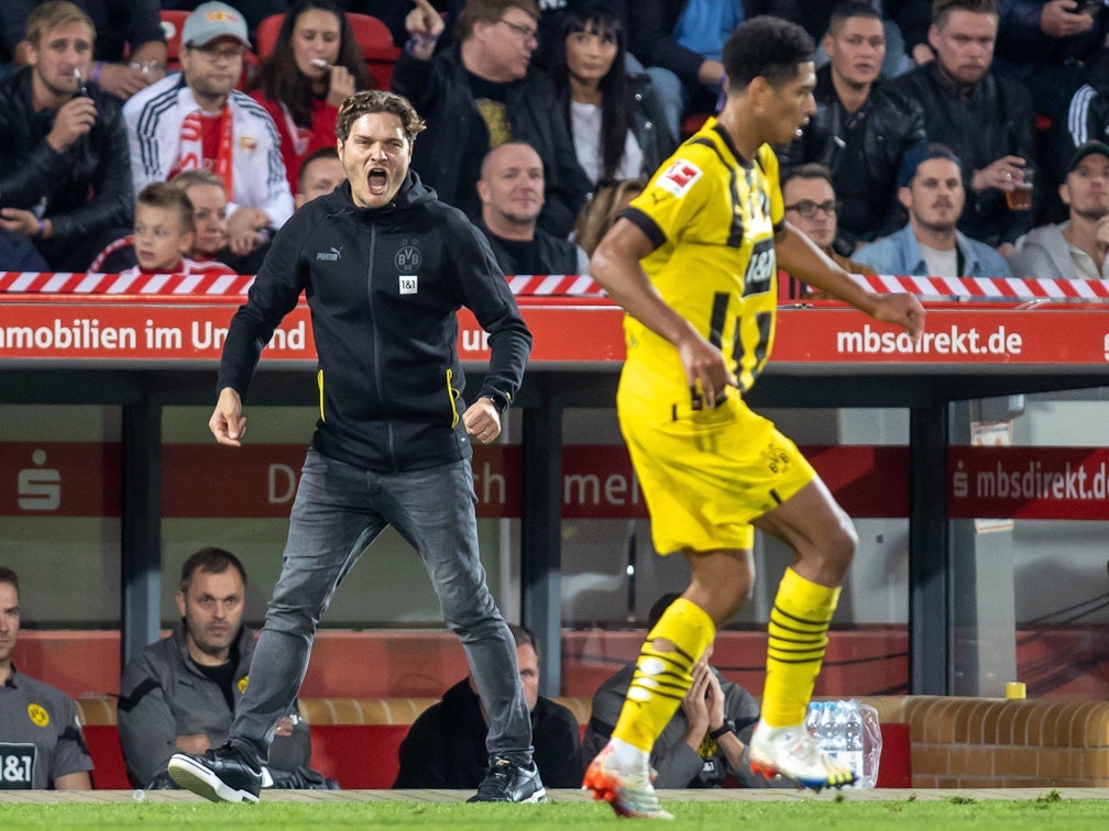 Dortmunds Trainer Edin Terzic (l) sehr erbost an der Seitenlinie. Davor ist Jude Bellingham zu sehen (r).