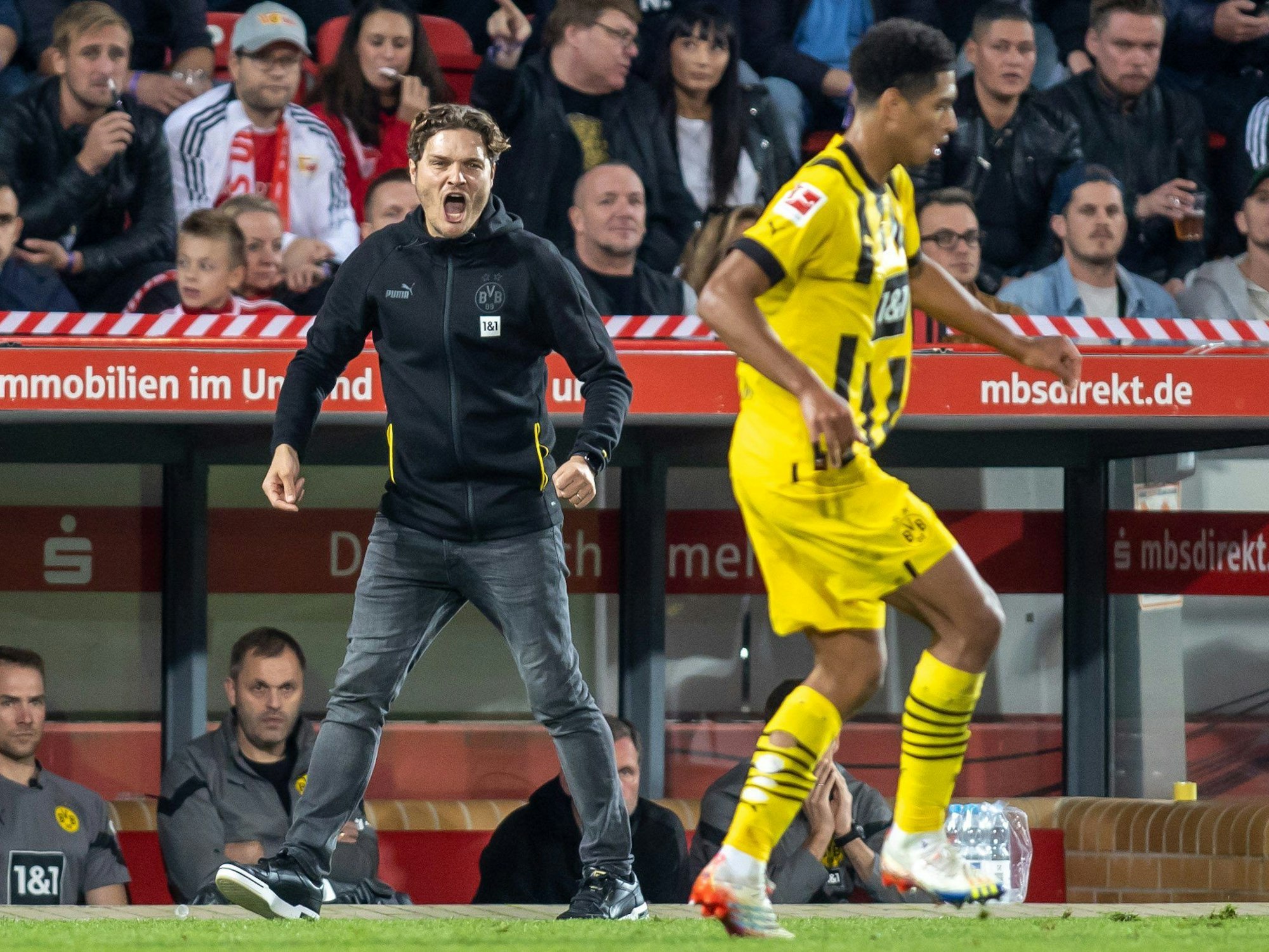 Dortmunds Trainer Edin Terzic (l) sehr erbost an der Seitenlinie. Davor ist Jude Bellingham zu sehen (r).