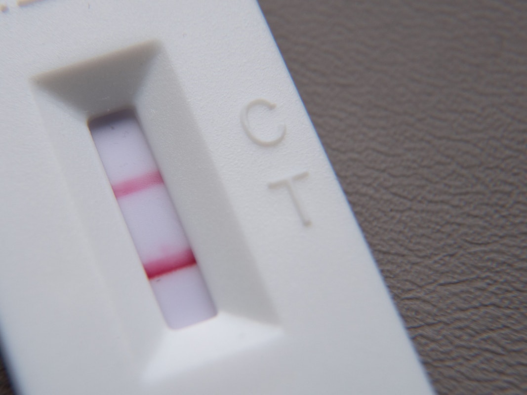 ARCHIV - 17.01.2022, Hessen, Frankfurt/Main: Ein positiver Corona-Schnelltest liegt auf einem Tisch. (zu dpa "Corona: Bayerische Herbstwelle") Foto: Sebastian Gollnow/dpa +++ dpa-Bildfunk +++