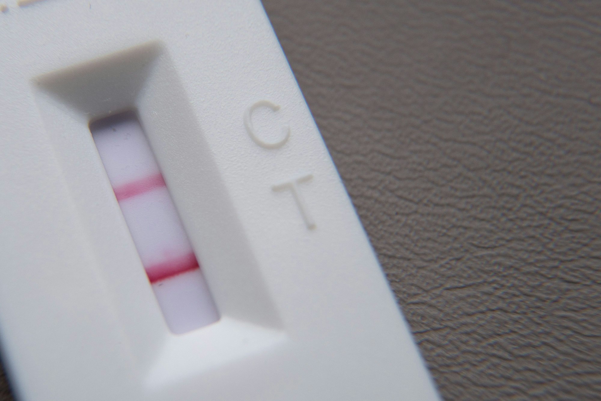 ARCHIV - 17.01.2022, Hessen, Frankfurt/Main: Ein positiver Corona-Schnelltest liegt auf einem Tisch.     (zu dpa "Corona: Bayerische Herbstwelle") Foto: Sebastian Gollnow/dpa +++ dpa-Bildfunk +++