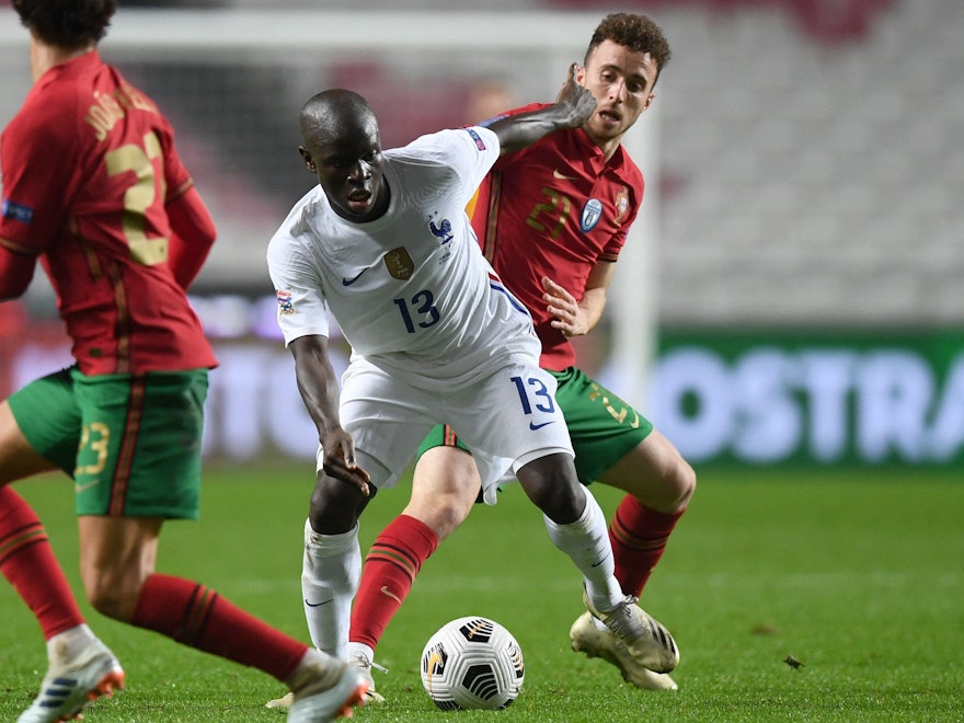 N'Golo Kanté (M.) und Diogo Jota (r.) im Zweikampf in der Nations League. Beide werden ihren Teams bei der WM 2022 fehlen