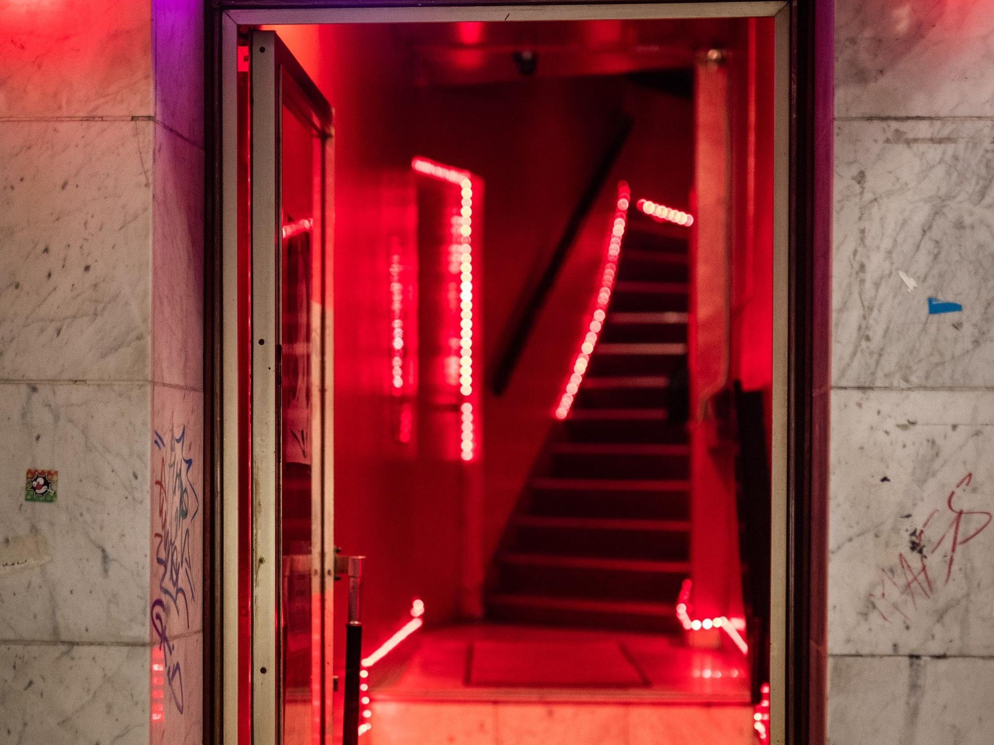 Nach einem Ausflug eines 18-Jährigen in einen Stripclub (hier ein Symbolfoto) ermittelt die Polizei.