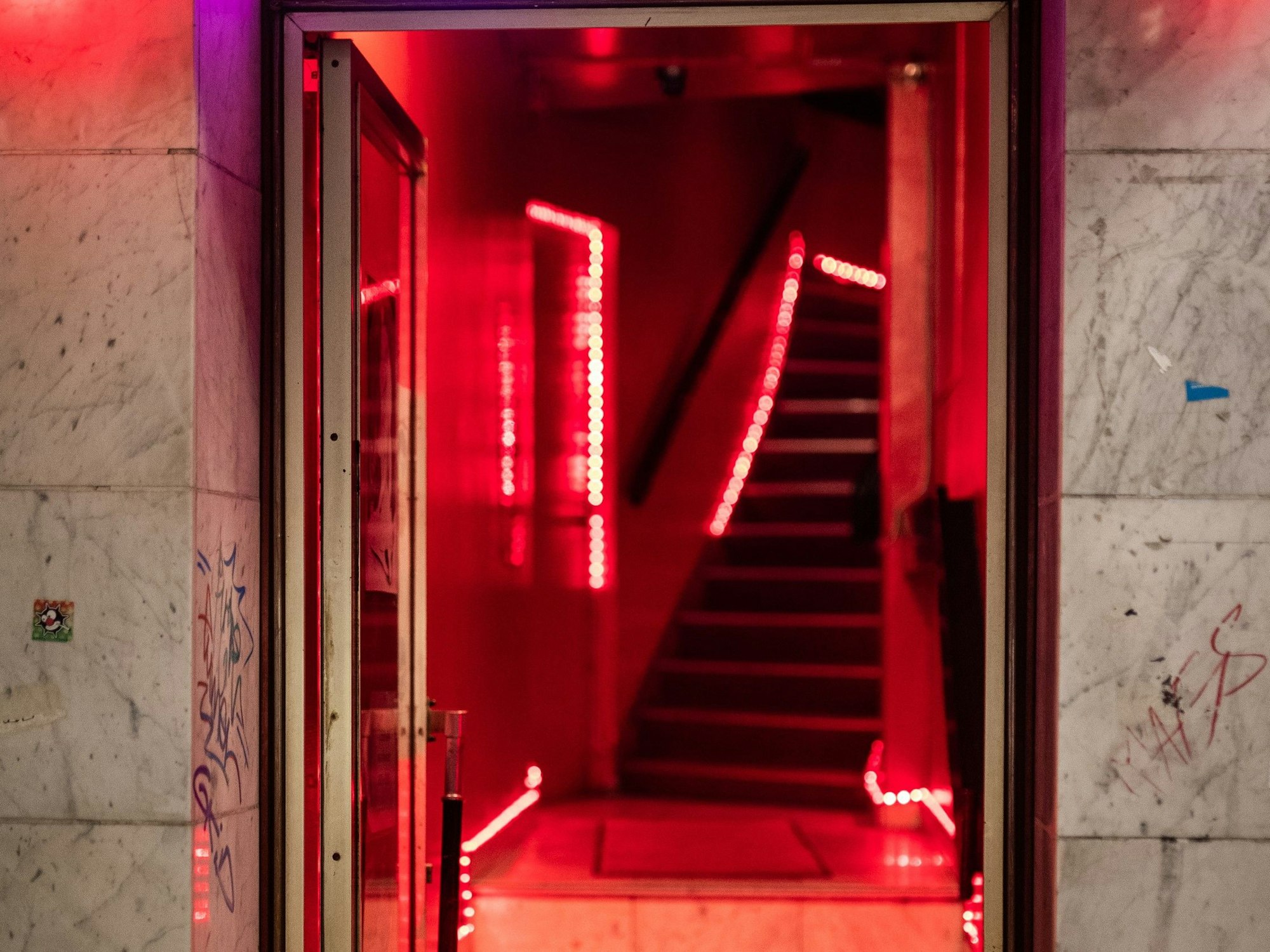 Nach einem Ausflug eines 18-Jährigen in einen Stripclub (hier ein Symbolfoto) ermittelt die Polizei.