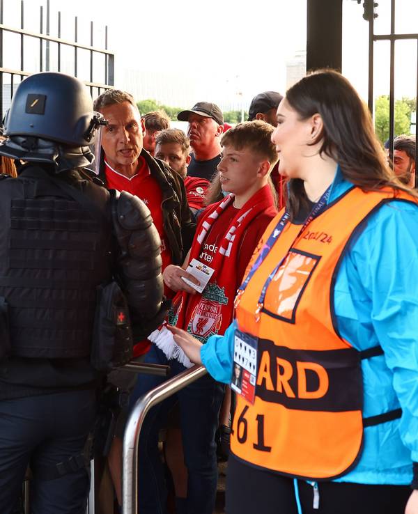 Fans des FC Liverpool drängen vor dem Endspiel der Champions League gegen Real Madrid ins Stade de France.