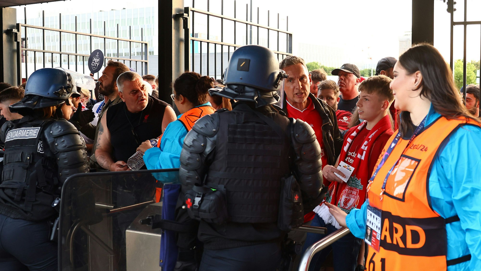 Fans des FC Liverpool drängen vor dem Endspiel der Champions League gegen Real Madrid ins Stade de France.