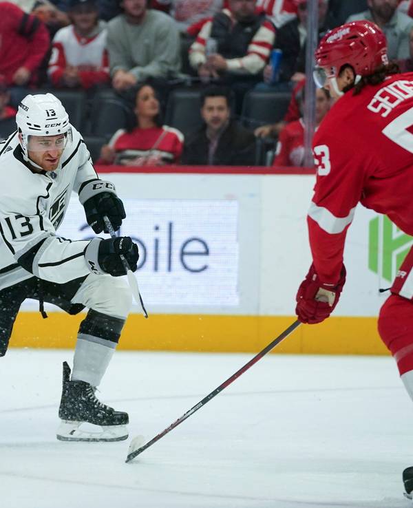 Gabriel Vilardi (l) schießt im ersten Drittel auf Detroit Red Wings-Verteidiger Moritz Seider (r).