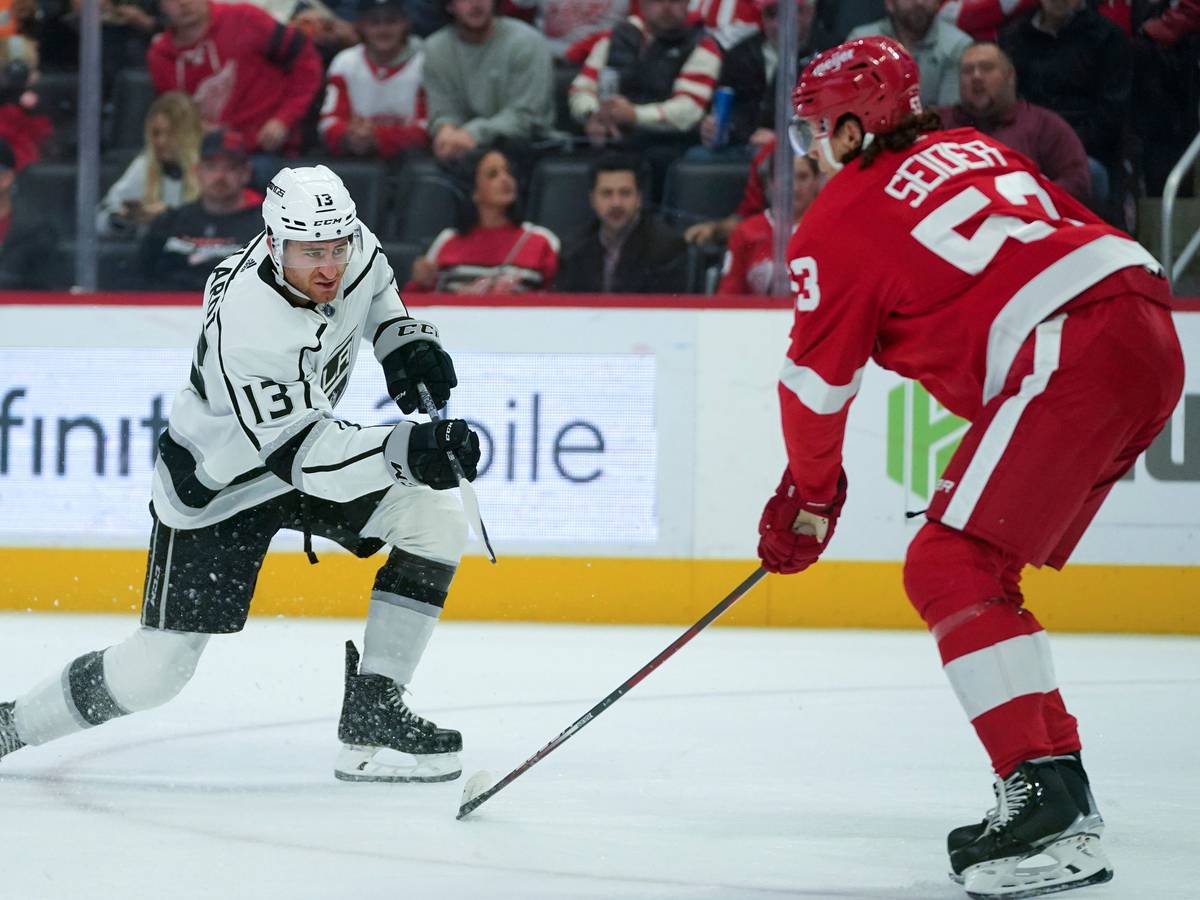 Gabriel Vilardi (l) schießt im ersten Drittel auf Detroit Red Wings-Verteidiger Moritz Seider (r).
