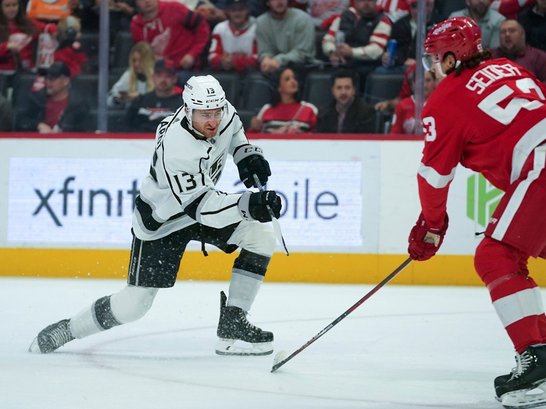 Gabriel Vilardi (l) schießt im ersten Drittel auf Detroit Red Wings-Verteidiger Moritz Seider (r).