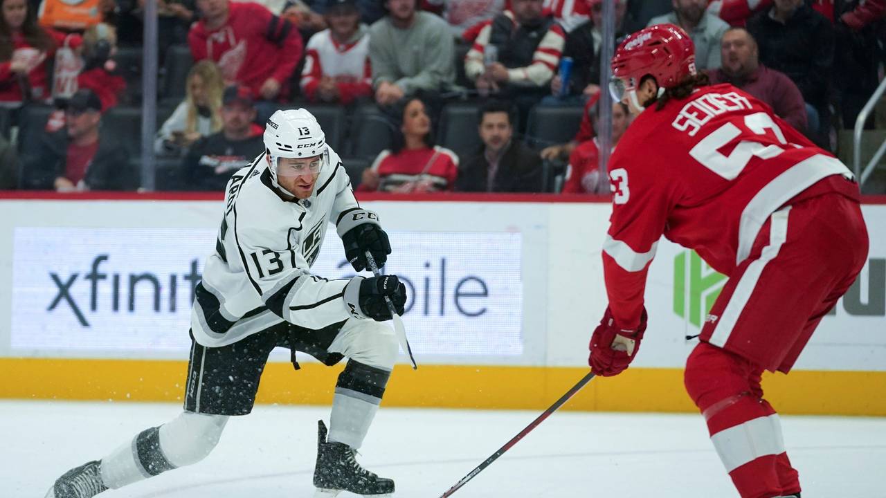 Gabriel Vilardi (l) schießt im ersten Drittel auf Detroit Red Wings-Verteidiger Moritz Seider (r).