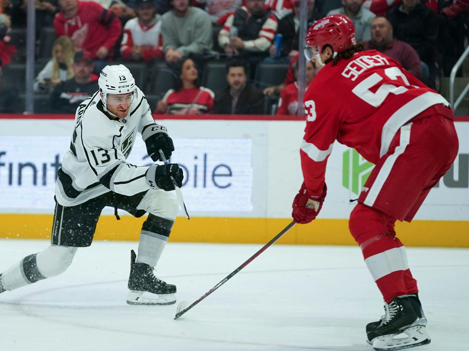 Gabriel Vilardi (l) schießt im ersten Drittel auf Detroit Red Wings-Verteidiger Moritz Seider (r).
