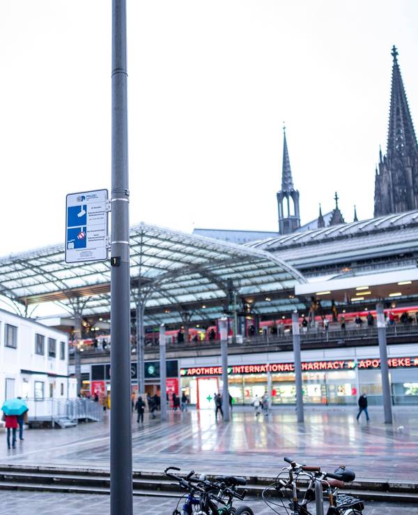 Überblick über den Breslauer Platz am Kölner Hauptbahnhof. Im Hintergrund ist der Kölner Dom zu sehen.