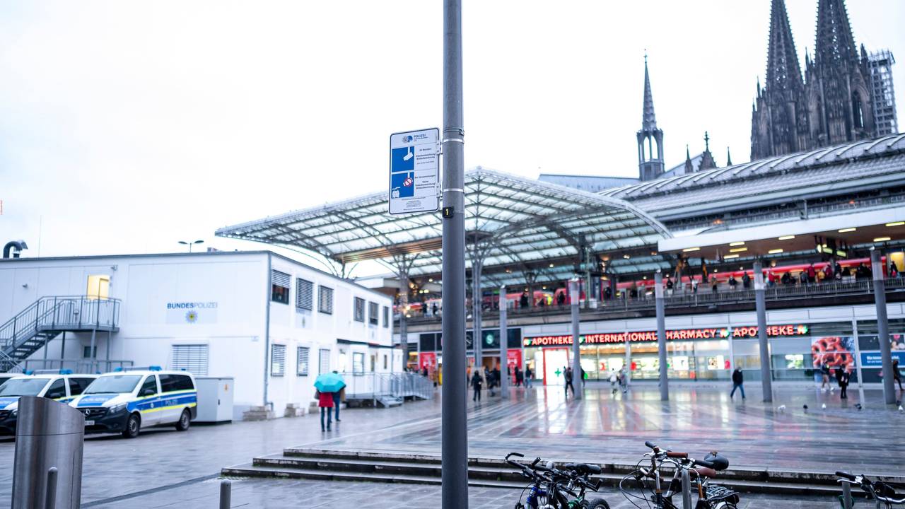 Überblick über den Breslauer Platz am Kölner Hauptbahnhof. Im Hintergrund ist der Kölner Dom zu sehen.