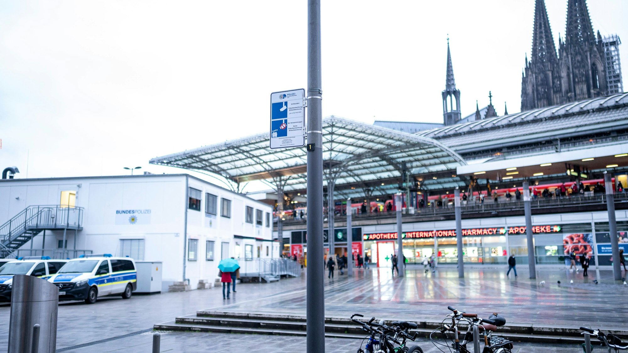 Überblick über den Breslauer Platz am Kölner Hauptbahnhof. Im Hintergrund ist der Kölner Dom zu sehen.
