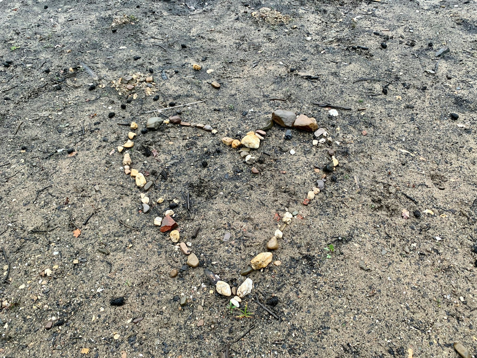 Herz aus Steinen am ehemaligen Ufer des Scheuermühlenteichs.