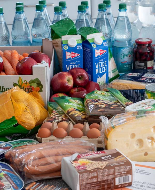 Lebensmittel und Produkte des täglichen Bedarf liegen auf einem Küchentisch (undatiertes Symbolfoto).