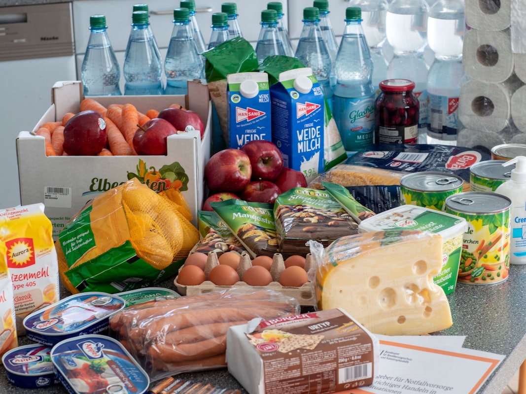 Lebensmittel und Produkte des täglichen Bedarf liegen auf einem Küchentisch (undatiertes Symbolfoto).