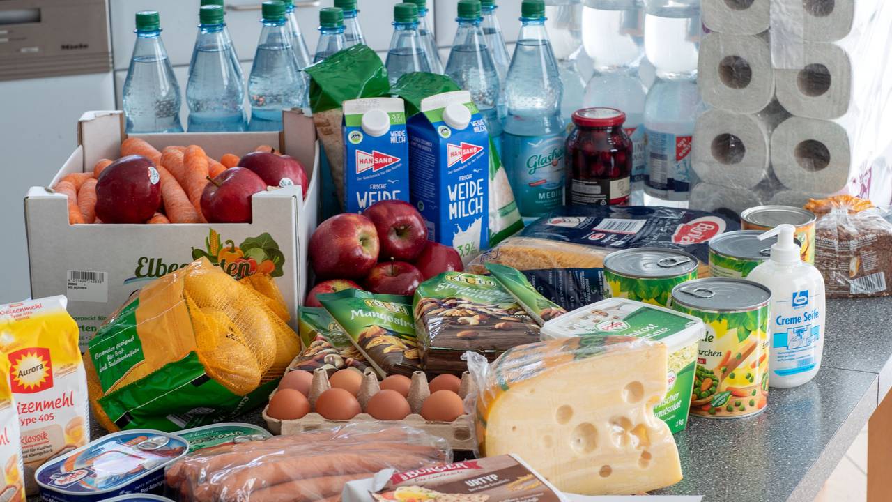 Lebensmittel und Produkte des täglichen Bedarf liegen auf einem Küchentisch (undatiertes Symbolfoto).