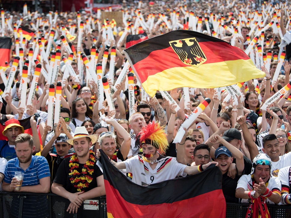 Menschen jubeln beim Public Viewing des Spiels Deutschland gegen Südkorea in Berlin.