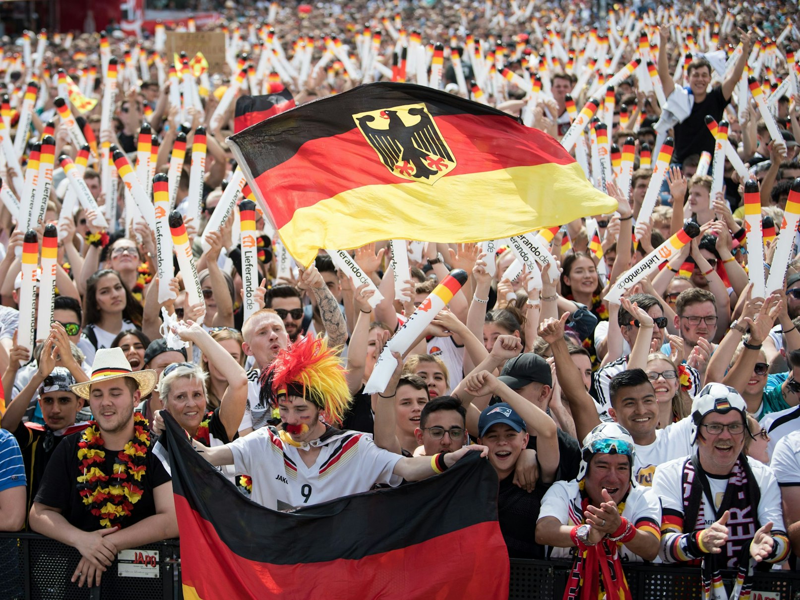 Menschen jubeln beim Public Viewing des Spiels Deutschland gegen Südkorea in Berlin.