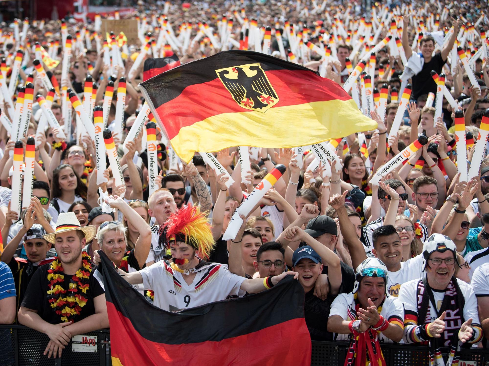 Menschen jubeln beim Public Viewing des Spiels Deutschland gegen Südkorea in Berlin.