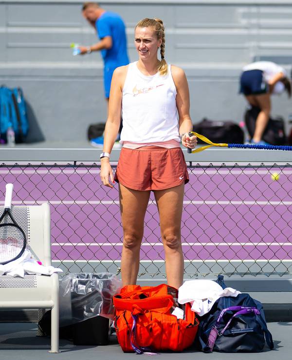 Petra Kvitova (l) schaut sich auf dem Trainingsplatz um.
