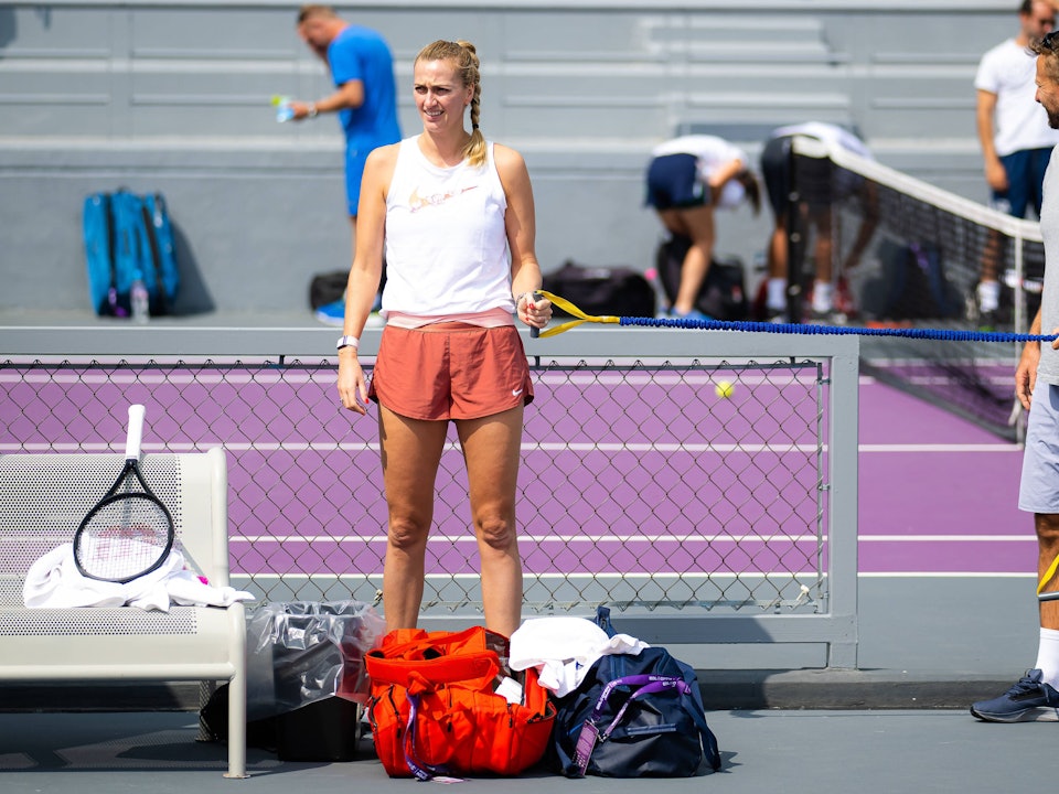 Petra Kvitova (l) schaut sich auf dem Trainingsplatz um.