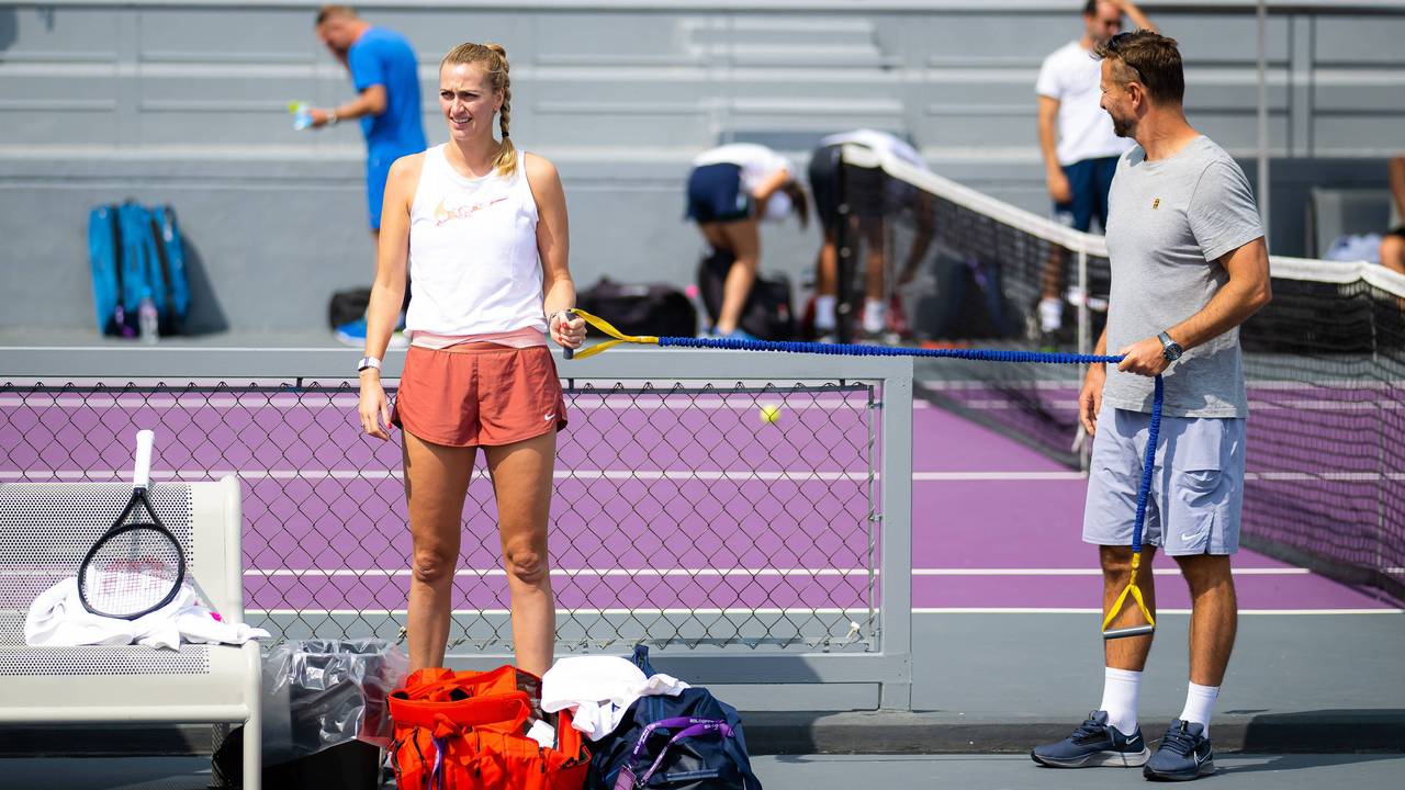 Petra Kvitova (l) schaut sich auf dem Trainingsplatz um.