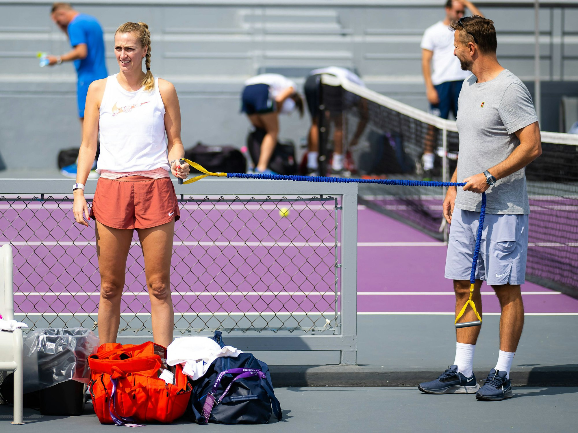 Petra Kvitova (l) schaut sich auf dem Trainingsplatz um.