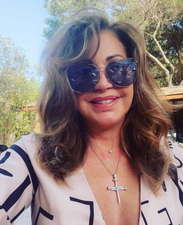 Carmen posiert für ein Selfie mit Sonnenbrille.