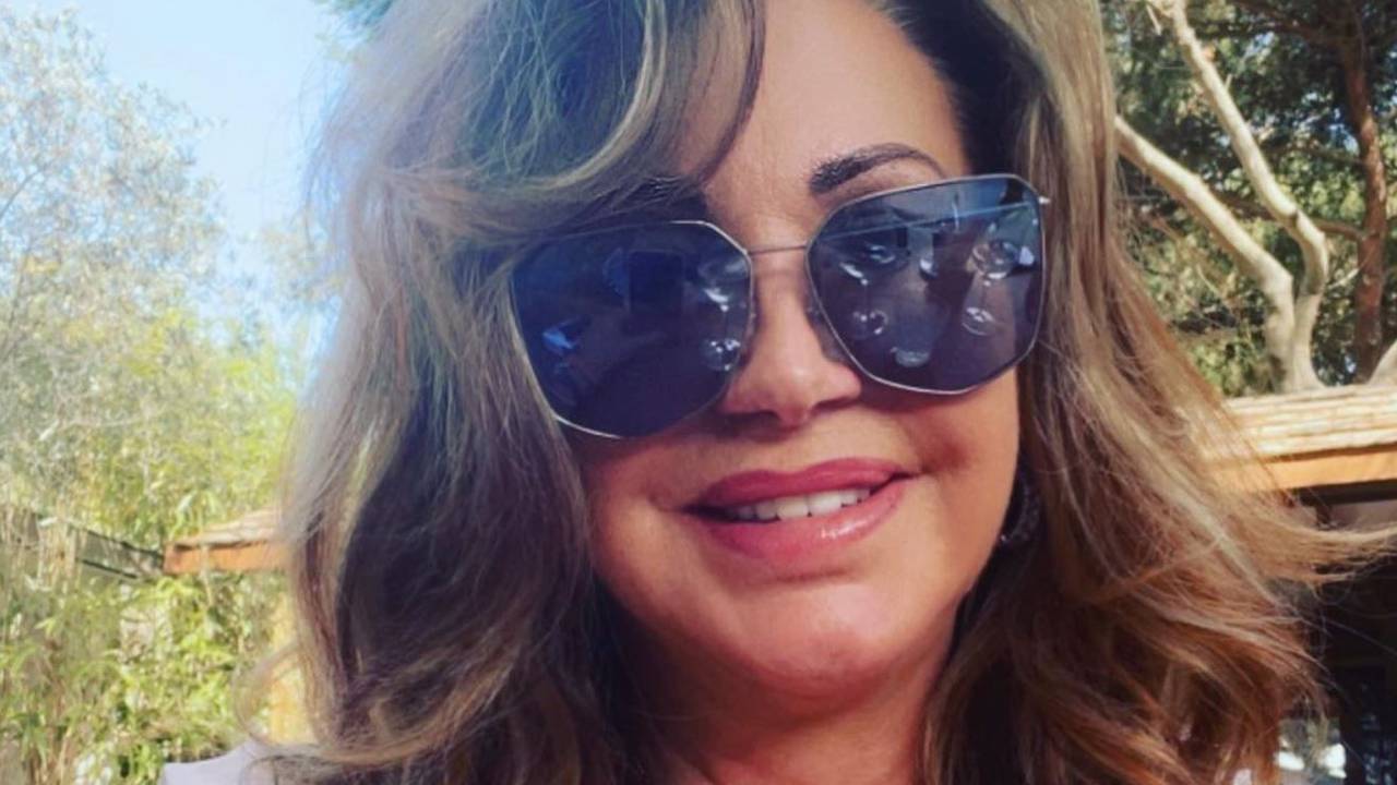 Carmen posiert für ein Selfie mit Sonnenbrille.