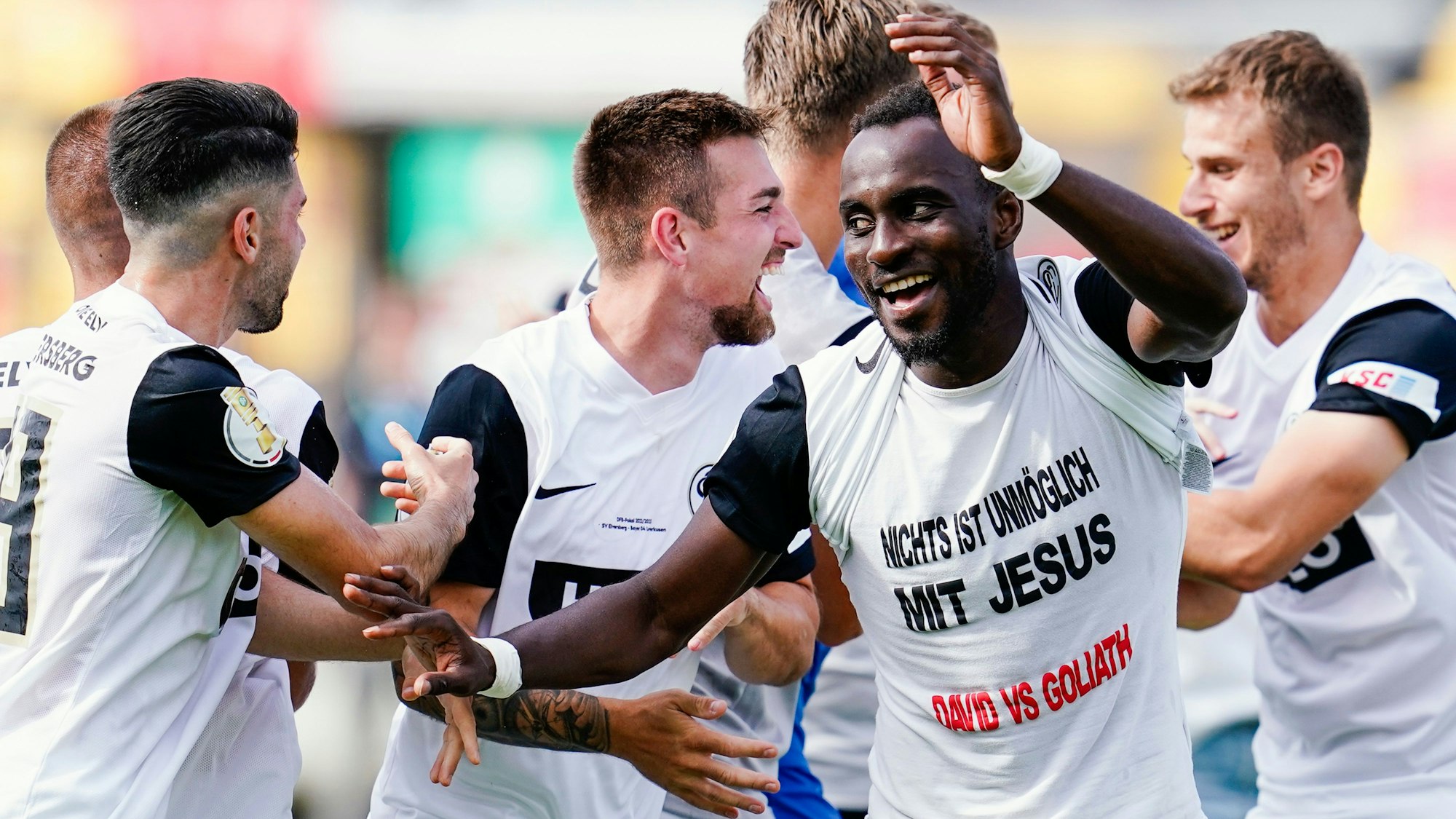 Die Spieler der SV Elversberg jubeln über ihr Weiterkommen im DFB-Pokal gegen Bayer Leverkusen