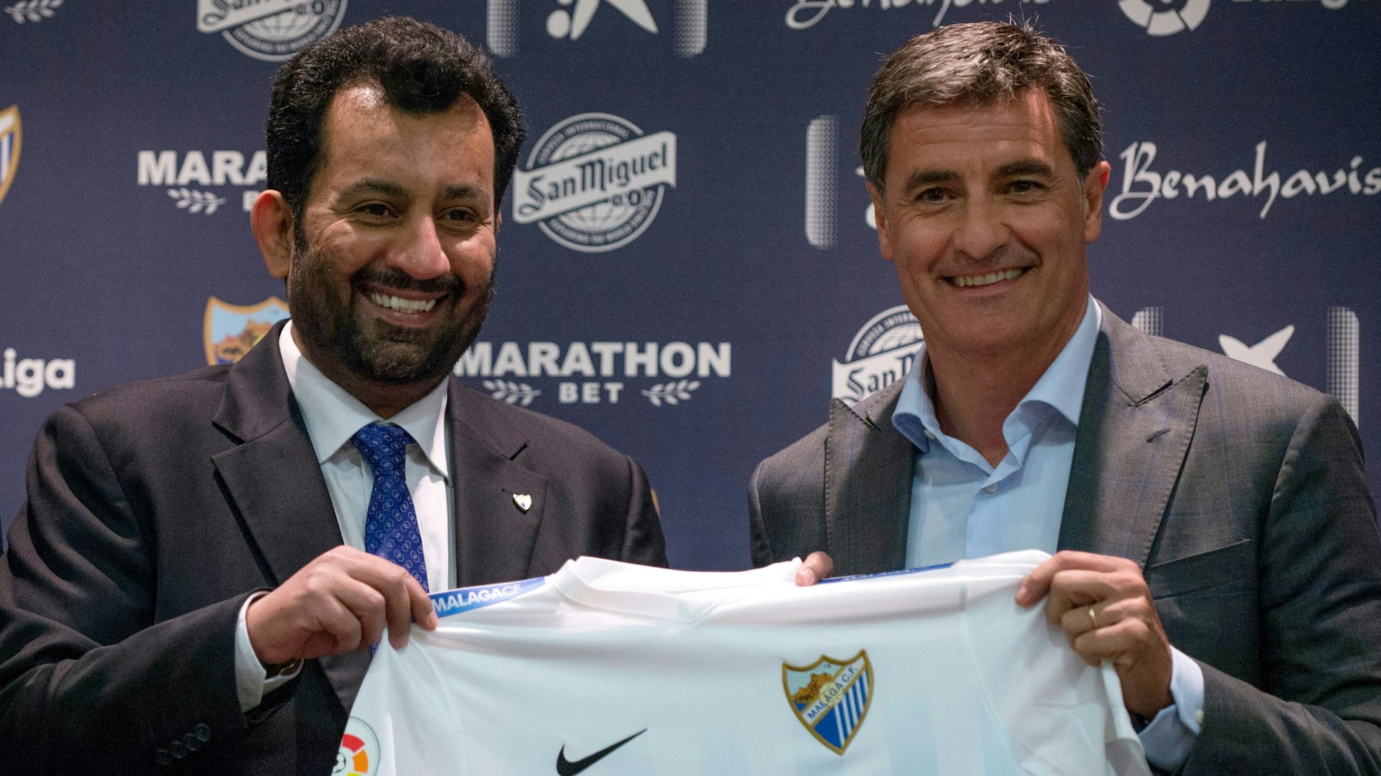 Málaga-Scheich Abdullah bin Nasser Al Thani (l.) posiert im März 2017 bei der Verpflichtung von Trainer Míchel.