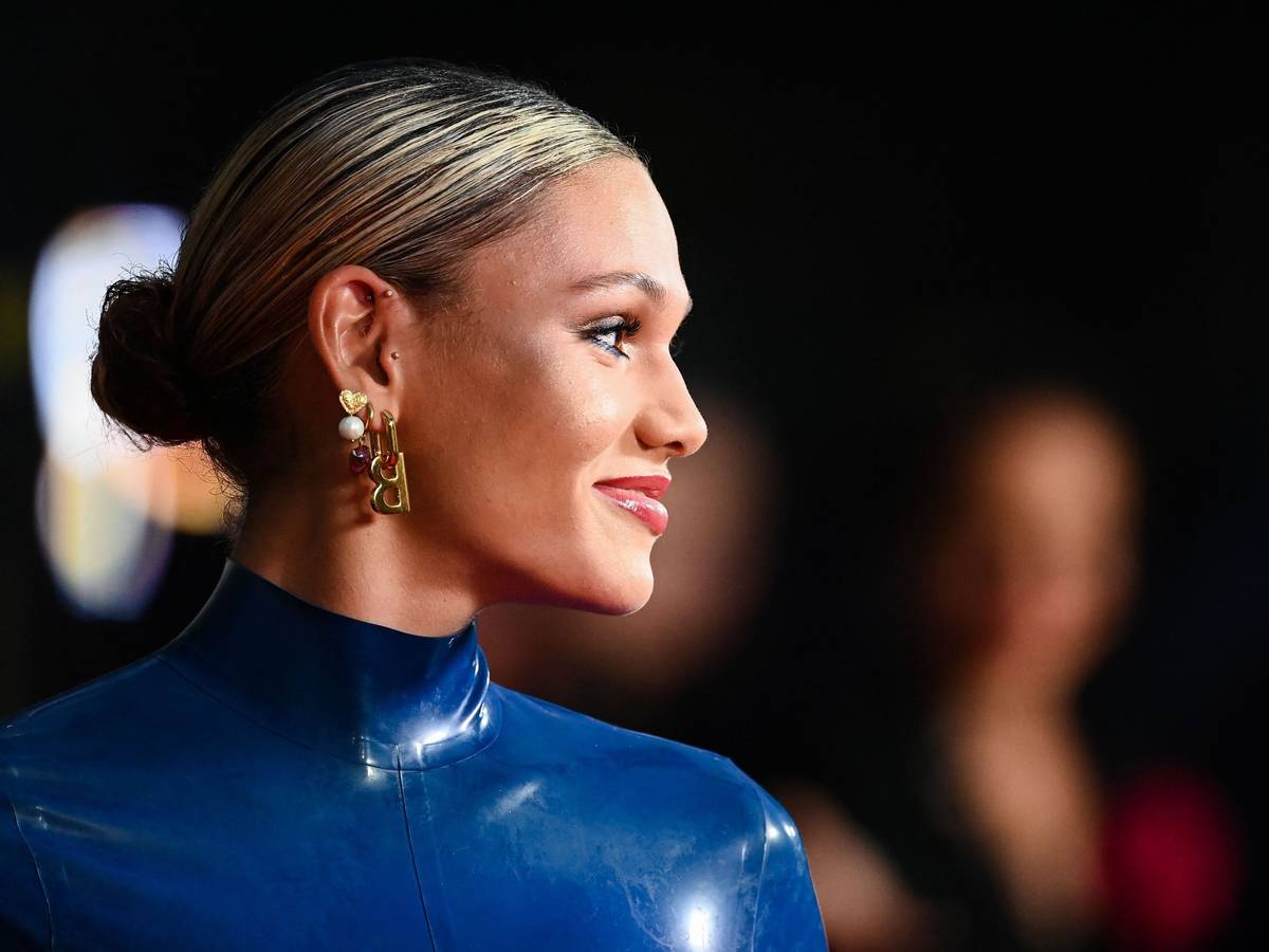 Fußballspielerin Trinity Rodman posiert auf dem roten Teppich bei der Ballon-d'Or-Gala