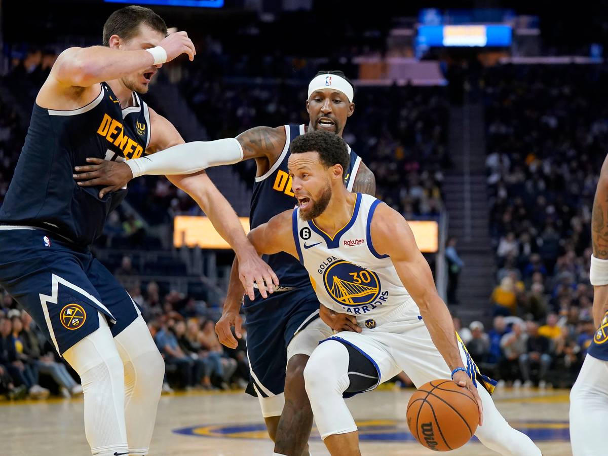 Stephen Curry (r.) im Duell mit Kentavious Caldwell-Pope (M.) und Nikola Jokic.