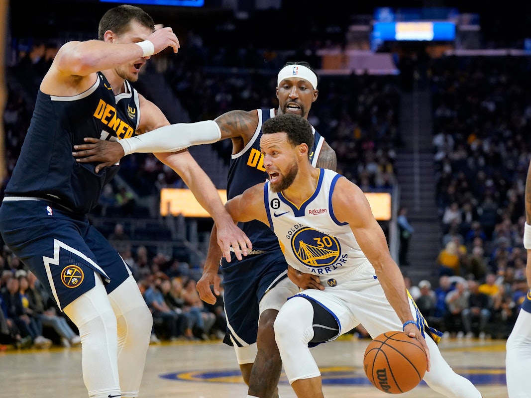 Stephen Curry (r.) im Duell mit Kentavious Caldwell-Pope (M.) und Nikola Jokic.